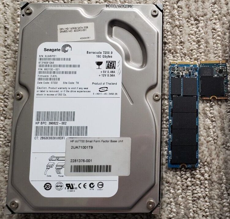 Comparaison entre un disque dur SATA 3,5po et deux cartes SSD NVMe (via commons.wikimedia.org, CC0 1.0).