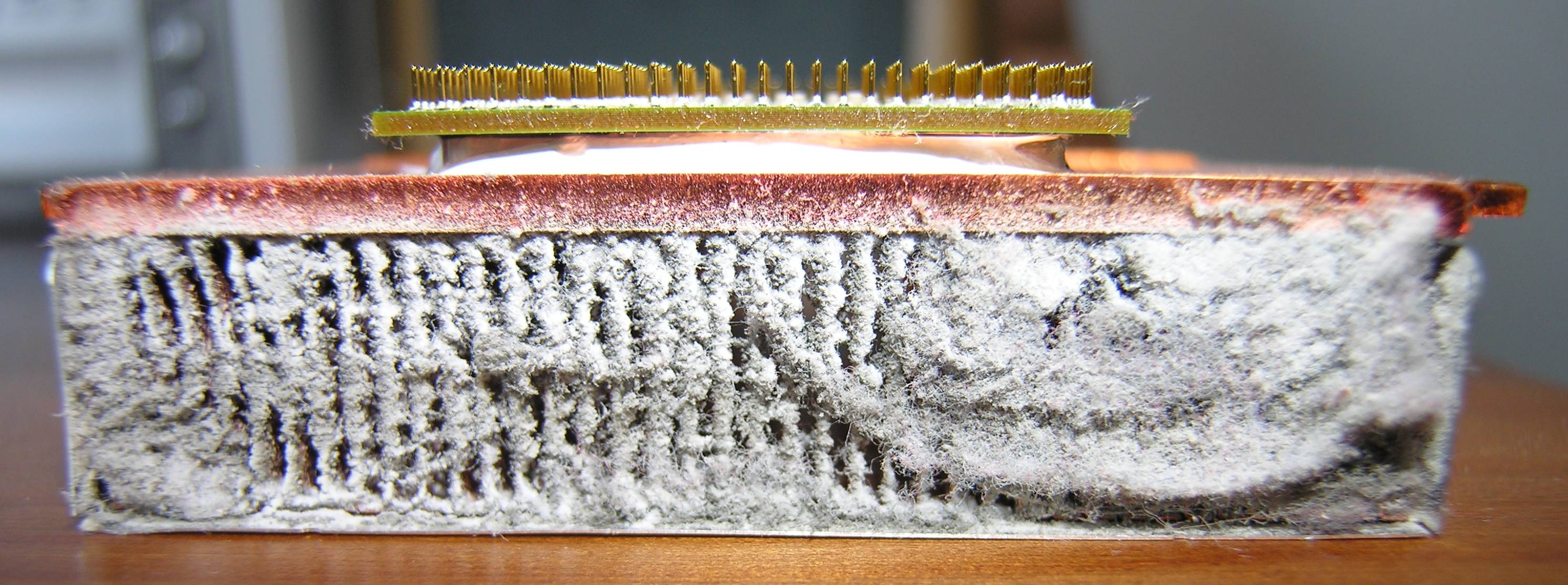 Poussière accumulée dans le radiateur d’un ordinateur portable après trois ans d’utilisation (via commons.wikimedia.org, CC BY-SA 3.0). L’ordinateur s’éteignait fréquemment en raison d’une accumulation de chaleur.