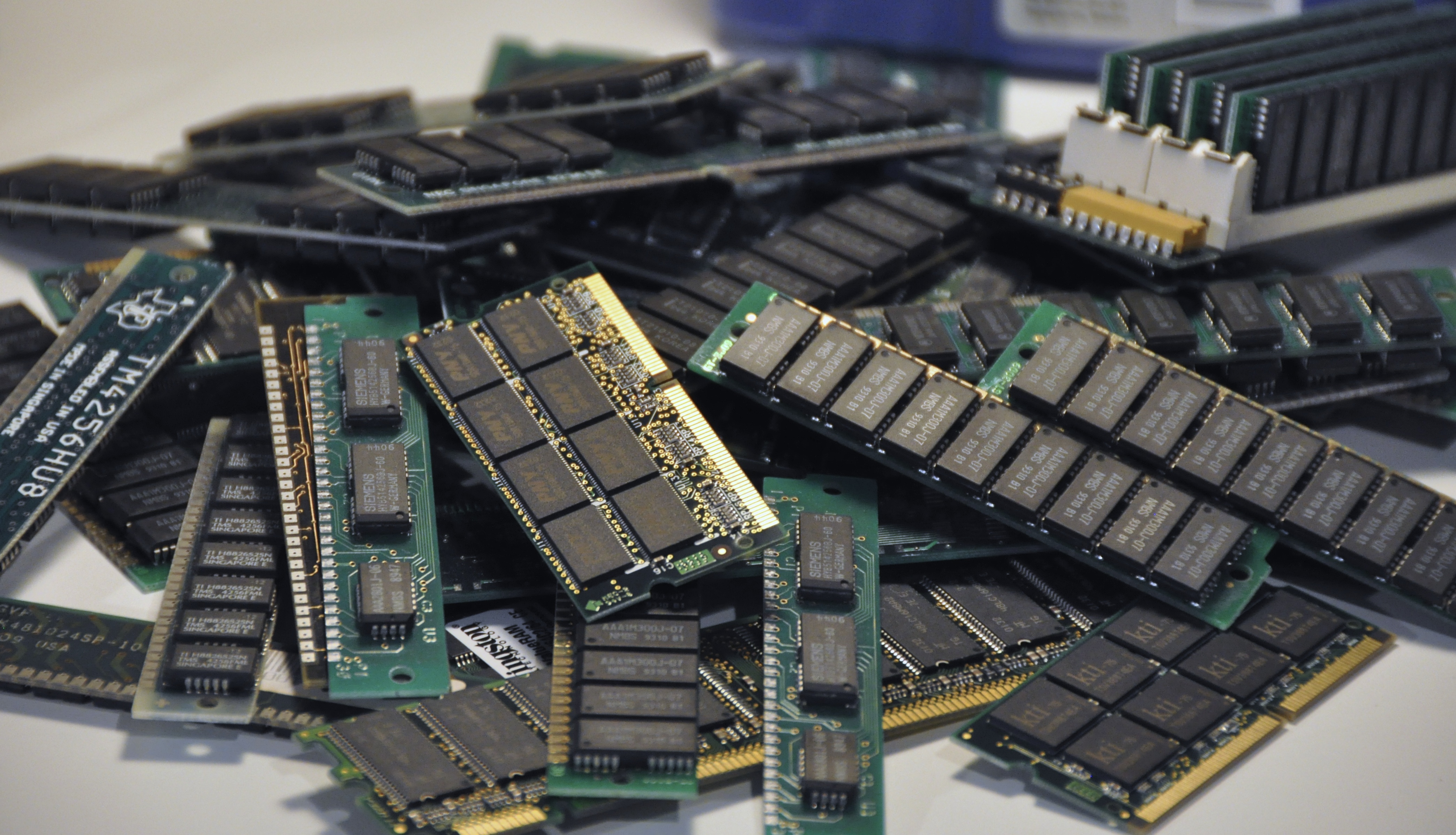 Une pile de cartes RAM variées (via commons.wikimedia.org, CC BY 2.0).